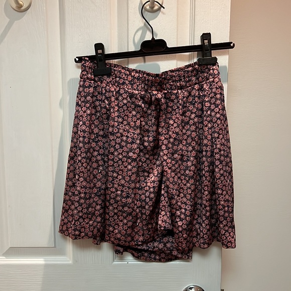 Uniqlo Floral Pink Shorts - Picture 2 of 4